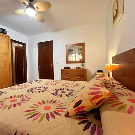Apartamento Amplio De 3 Con Piscina, Pista De Padel, Futbol Y Garaje Cubierto 2 Coches En Altas Entinas *